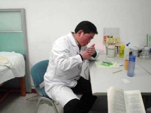 Chinese-doctor-smoking.jpg